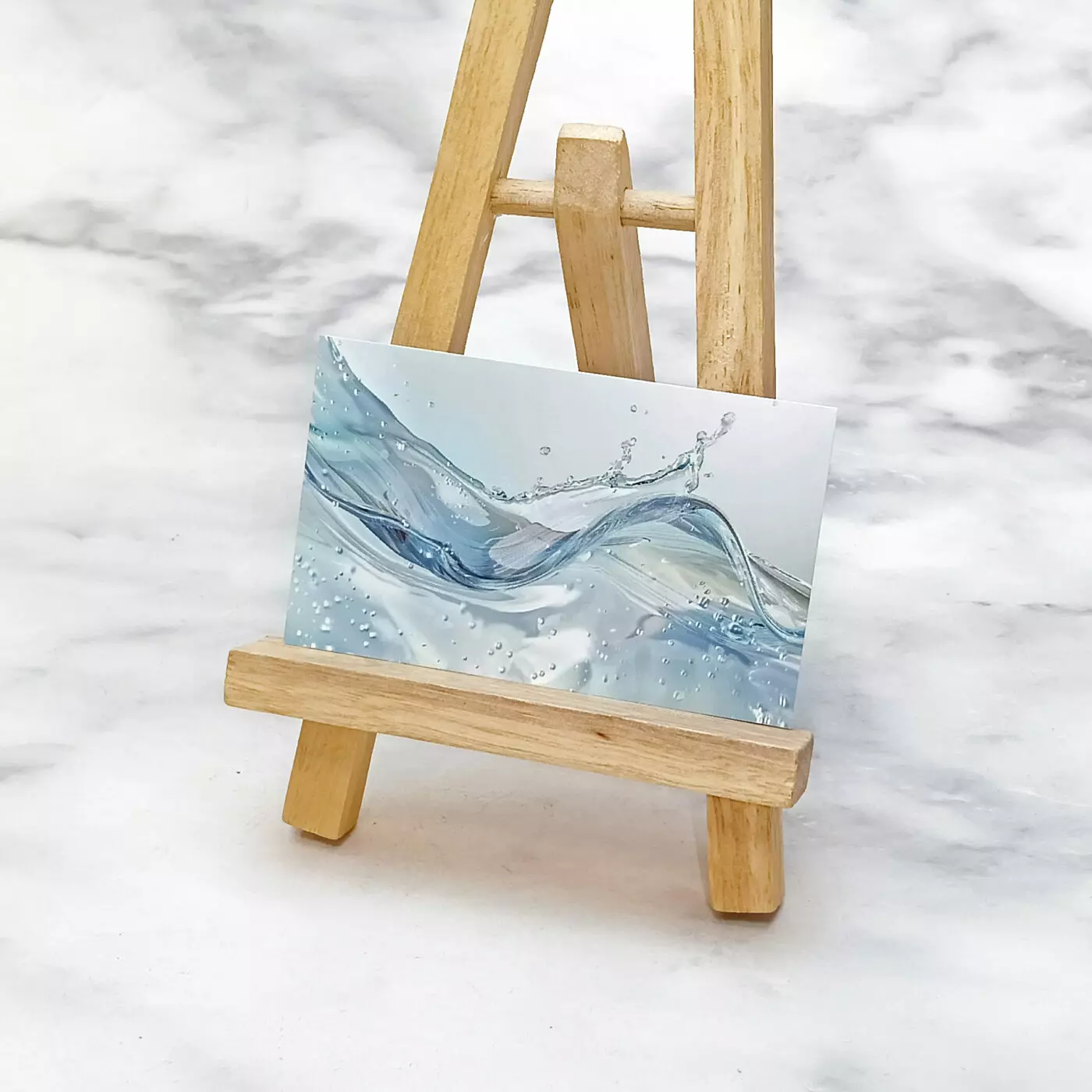 藍色抽象畫印刷品，以畫架展示。