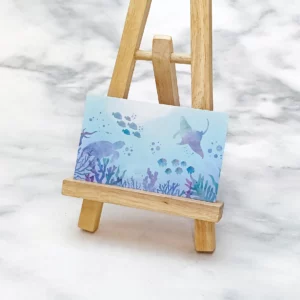 藍色背景上印有海龜的印刷品。