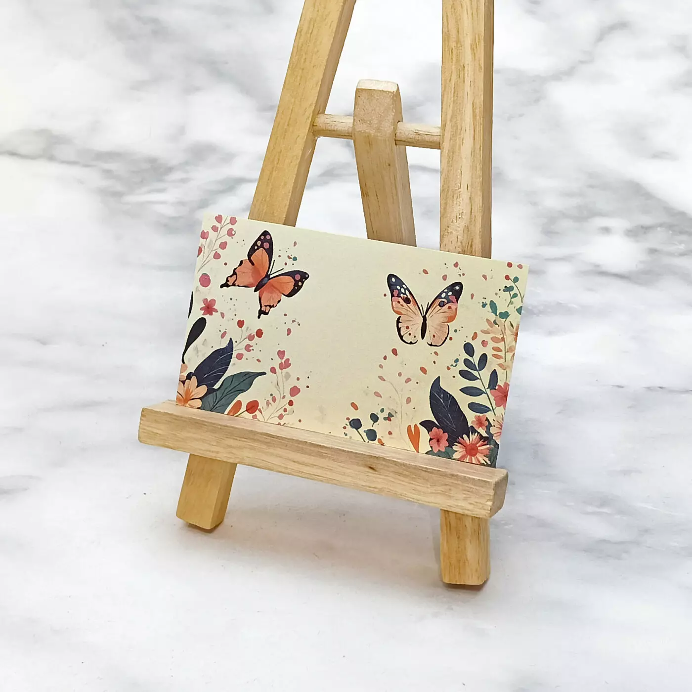 花卉圖案印刷品，以畫架展示。