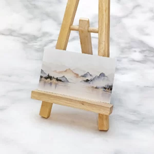 風景油畫印刷品，裱裝於畫架上。