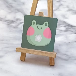 畫架上展示的綠色畫板，表面印刷著可愛的卡通圖案。