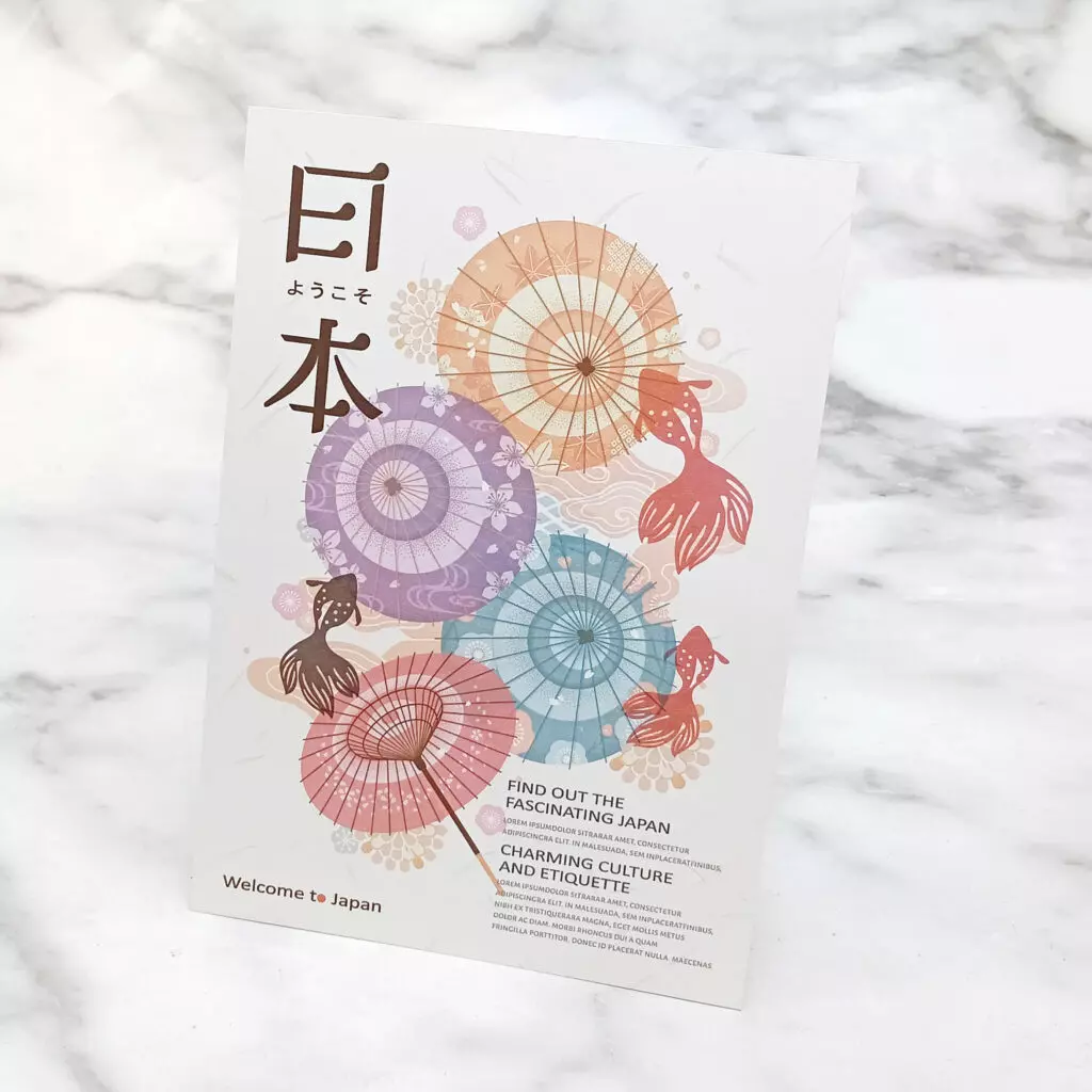 色彩鮮豔的日式和紙扇子，採用浮世繪風格印刷，圖案為花卉和鳥類，呈現出精緻的細節和傳統的日式美學。