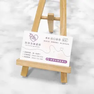 以柔白底與紫色系為主的名片，使用萊妮紙印製，表面有細緻十字壓紋，紙面呈現柔和霧面質感。整體展現手作甜點品牌的自然感。