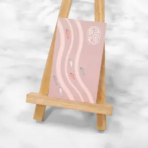 表層如意白卡雕刻魚形圖樣，底層透出粉色與淡藍色。構圖柔和流暢，帶有藝術感與空間感。