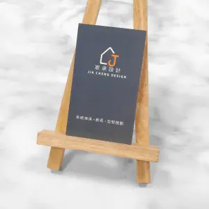 雷雕雙層名片，上層如意白卡雕刻簡約線條LOGO，底層黑色襯托立體效果。整體設計沉穩內斂，展現專業風格。