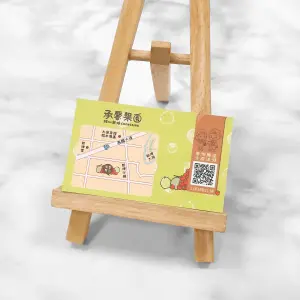 以綠色為主調，左側印有地圖與『承馨果園』字樣，右側搭配插畫與 QR Code。雙面霧面卡材質，呈現柔和不反光的質感，清晰細緻、耐用防潑水。