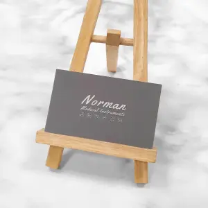 以深灰色為品牌主調，霧面底層細膩，雙面局部上光使品牌文字及線條於光線下閃爍，展現專業與質感並存的風格。