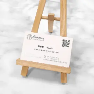 以白色面呈現聯絡資訊，霧面底層細膩，雙面局部上光使品牌文字及線條於光線下閃爍，展現專業與質感並存的風格。