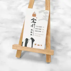 文字排版簡潔。霧面卡呈現溫潤手感與低調質感，耐用不反光。