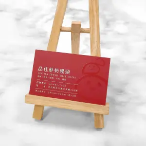 紅底搭配簡約線條插圖設計，雙面霧面卡材質帶出柔和質感，局部上光使圖像與文字亮面突出，整體質感細膩又充滿溫度。