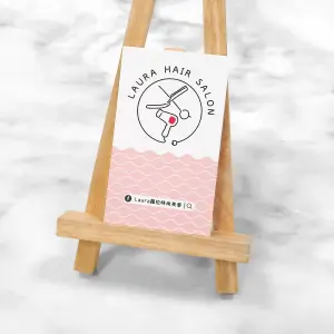 粉色波浪紋底搭配吹風機圖樣，風格俏皮清新。雙面霧面印刷展現細緻質感，適合個人品牌使用。