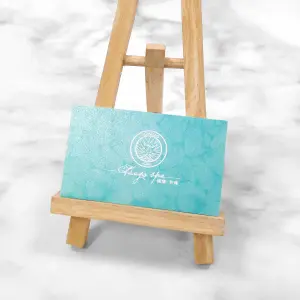 星幻紙特質能加強淡藍色調的珍珠光澤，星幻紙紋路細膩，在不同角度下閃現柔亮反射。搭配白色線條與字樣，散發清新優雅氣質。