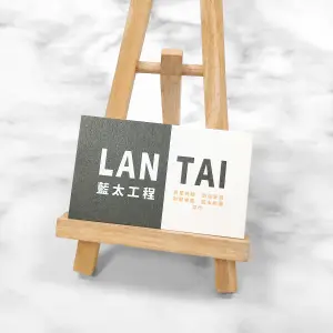 星幻紙名片紙面帶有珍珠金屬光澤，黑白對比設計展現俐落現代感。表面在光線下反射出細緻亮度，整體風格簡潔專業。