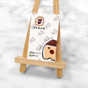 以可愛插畫搭配重複圖樣構成背景，整體為雙面霧面質感，雙面局部上光讓圖案與標誌更具亮度層次，呈現活潑又細緻的印刷效果。