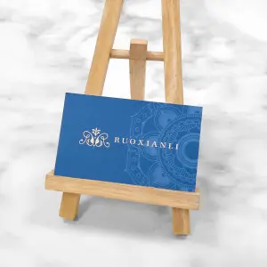 金綺紙名片，表面帶有皮革紋理與柔亮光澤，底色為深藍搭配淡藍曼陀羅線條。整體印刷精緻典雅，展現高質感與時尚氛圍。