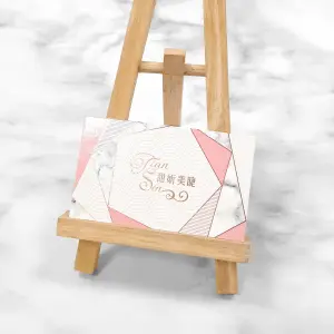 粉白幾何構圖搭配局部冷燙線條，澤柔和細膩，磨砂增加觸覺特點，整體呈現優雅細緻的女性美感。