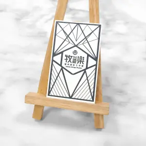 直式爵士紙名片，白底搭配黑色幾何線條設計，紙張為鵝白色硬質材質，表面帶有細緻紋理與微微粉珠光澤，呈現低調閃耀的金屬光澤感，質感細膩高雅。