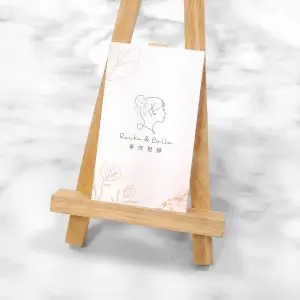 細波紙名片紙面紋理細密、手感柔滑，印刷以粉嫩花卉與人物的圖文，整體風格溫柔清新，呈現手作品牌的細膩質感。