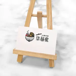 絲絨紙質地細緻柔滑如同碰觸絨布，也帶有柔和的霧面觸感，印刷色彩明亮、細節簡潔，整體給人溫暖又清新的餐飲品牌印象。