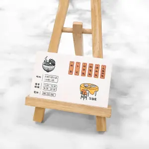 絲絨紙材質表面視覺略帶霧感，正面簡單印有餐碗與品牌文字，線條細膩，色彩自然，絲絨紙能在觸覺上提供非常特別的記憶點。