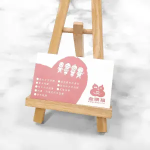 細波紙紙張具備自然的凹凸紋理，印有粉紅色愛心與卡通人物插圖，色彩飽滿，傳達溫馨親切的品牌形象。