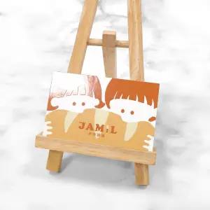 同款名片於不同角度下拍攝，局部上光區塊於光線下顯現明顯反光，展現雙面局部光在不同角度下的亮面層次效果。