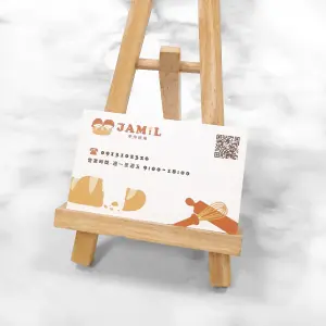 以麵包與烘焙器具插圖設計，色系溫暖可愛。霧面印刷呈現柔和細膩的質感，整體乾淨俐落。