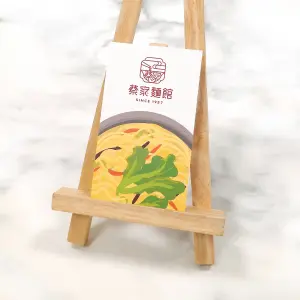 色彩飽滿的插畫設計搭配厚實卡材，整體採頂級雙面霧膜處理，霧面質感細膩柔滑，讓整體印刷更顯溫潤高級。