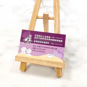 以溫暖紫調搭配可愛插圖，整體採頂級雙面霧膜卡材質，霧面效果柔和不反光，呈現安心與信任的品牌氛圍。