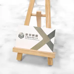 局部冷燙搭配彩色印刷呈現金屬光澤。名片上以幾何線條構成企業識別設計，銀金交錯閃耀，展現專業穩重的形象。