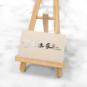 同款名片於不同角度拍攝，展示局部上光的反光效果，光澤部分隨角度改變亮度層次，更突顯精緻印刷細節。