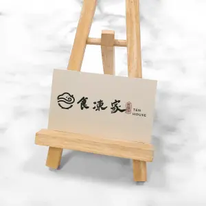 淺米色霧面底襯托整潔字樣，雙面局部上光讓標誌與字體在光線下閃耀，整體呈現高質感商務風格。