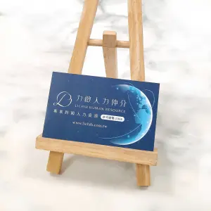 深藍宇宙風格設計結合頂級雙面霧膜卡，霧面質地細緻平滑，帶出專業沉穩的企業形象。