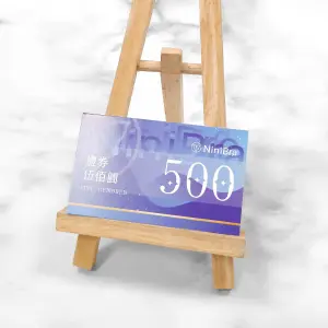 一級卡名片印刷表面細緻帶光澤，色彩鮮明飽和。紙張厚度適中、手感紮實，是最常見的高級名片材質。