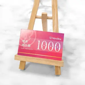 一級卡名片印刷表面細緻帶光澤，色彩鮮明飽和。紙張厚度適中、手感紮實，是最常見的高級名片材質。