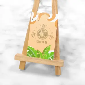橙黃色系印刷結合局部冷燙金屬效果，香蕉與葉片圖案鮮明立體，帶出品牌產品熱帶果香與自然活力形象。