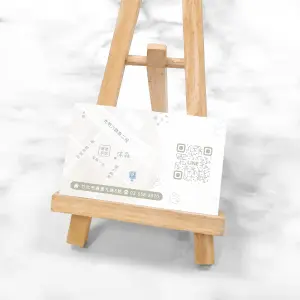 細紋紙表面帶有柔和細密線條紋路。圖文印刷清晰,塑造清爽自然風格,適合動物醫療與文創相關品牌。
