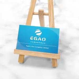 以如意白卡雕出公司LOGO與文字，下層藍色襯底使圖文更立體鮮明，整體呈現專業企業形象。