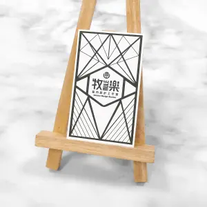 直式雙面亮名片，白底黑線幾何圖形設計。表面平滑光亮，色彩鮮明，具有防潑水與防塵效果，整體展現光澤細緻、質感堅韌的亮面卡紙特性。