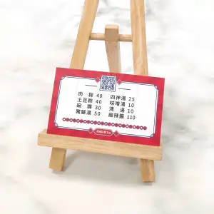 紅色邊框搭配復古風格構圖，整體採單面霧膜卡材質，霧面效果柔和細緻，呈現親切懷舊的風格。