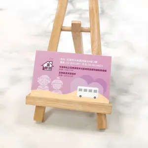 溫和色調搭配插畫設計，整體採單面霧膜卡，霧面處理讓色彩更柔潤，質感溫暖不刺眼。