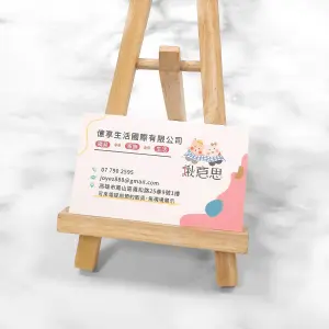 粉彩色塊搭配可愛插畫。萊妮紙的十字布紋壓紋讓柔色調更具溫潤質感，呈現生活品牌的親切氛圍。