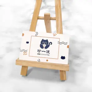 如意白卡表層雕刻品牌LOGO貓咪圖案，搭配深藍色的底層。印刷簡潔活潑，展現年輕可愛風格與細緻層次效果。