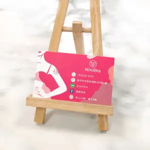 粉紅與膚色的活潑對比設計，整體採單面霧膜卡材質，霧面質地細緻滑順，凸顯品牌柔美風格。