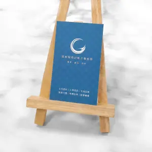 藍色底搭配細緻幾何紋理，霧面質感內斂，局部上光讓圖案標誌部分更顯光滑亮澤。