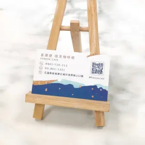 以藍白配色營造寧靜氛圍，整體採單面霧膜處理，霧面質感細膩柔滑，呈現自然溫潤的印刷效果。