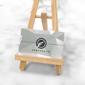 以灰白幾何切面構成現代感設計，霧面處理細膩，局部上光標誌帶出低調光影效果，展現精緻感。