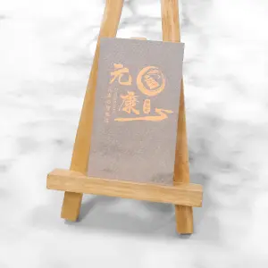 細波紙名片紙面帶有特色紋理與柔和光澤，使整體呈現高雅自然質感。