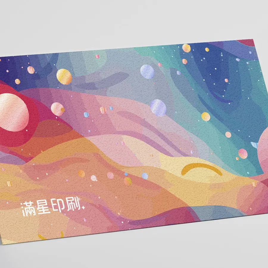 冷燙立體彩鑽名片使用厚實銅西卡印刷製作，正面彩色印刷搭配局部冷燙金屬光澤，層次立體又細緻。雙面磨砂防潑水防塵，手感厚實，適合用於品牌名片或吊卡。