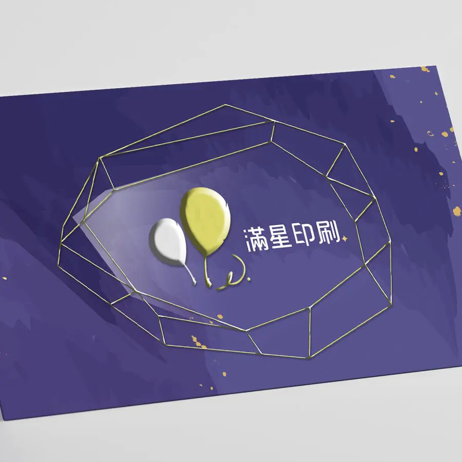 採用銅西卡雙面上霧為基底，這個材質可以全彩印刷，正面增加立體浮金與浮銀效果，浮金比起傳統燙金擁有更強的層次感、增加觸覺特色，適合想營造華麗感受的各類型卡片需求。